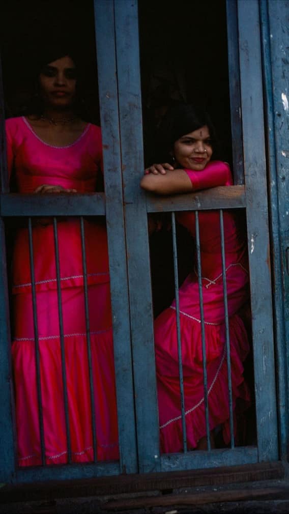 दिल्ली के जीबी रोड की दर्दनाक कहानी, कोठे पर काम करने वाली महिलाएं एक रात में कितना कमाती हैं?