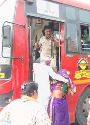 हे फुकट प्रवास करणारे आहेत, अधिकारी राहिले असते तर गोष्ट वेगळी राहिली असती, असं बस कंडक्टर बोलत असल्याचं समोर आलं आहे.