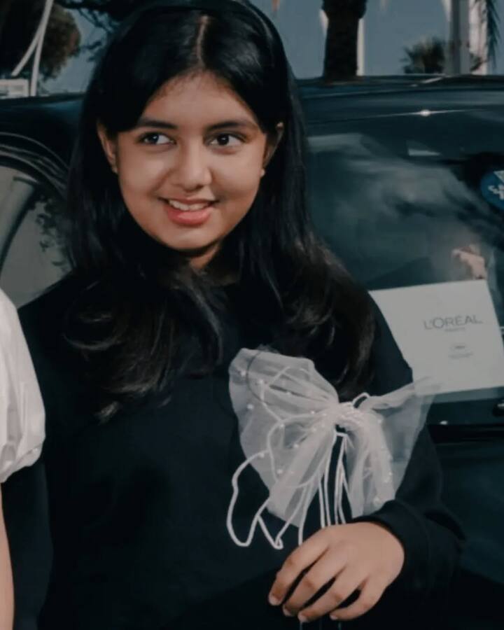 13 साल की आराध्या बच्चन इस स्कूल में नर्सरी क्लास से पढ़ रही हैं. वहीं अब वो 8वीं क्लास में पहुंच चुकी हैं. इस स्कूल में हर महीने उनकी लाखों की फीस जाती है.