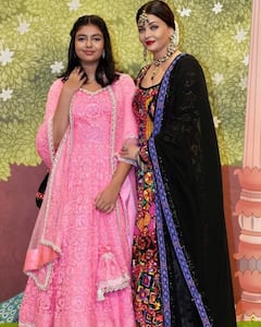 Aishwarya Rai के बराबर लंबी हो चुकी हैं आराध्या बच्चन, कितनी है उम्र, कहां करती हैं पढ़ाई