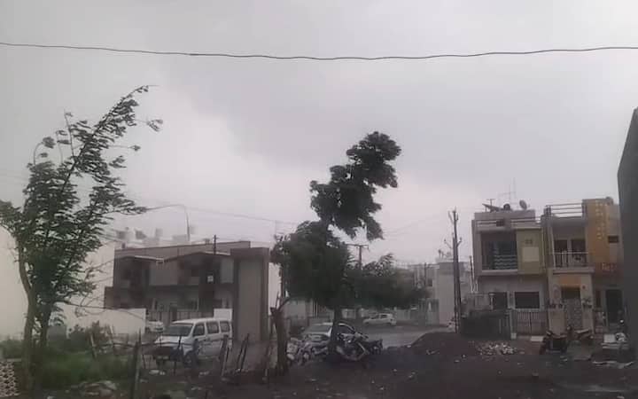 વીજળીના કડાકા ભડાકા અને ભારે પવન સાથે કમોસમી વરસાદ પડ્યો છે.  સતત કમોસમી વરસાદને લઈ જગતનો તાત ચિંતિત છે. અમરેલી જિલ્લામાં કમોસમી વરસાદને લઈ ખેડૂતો મુશ્કેલીમાં મૂકાયા છે. માવઠાને કારણે ખેડૂતોના પાકને મોટું નુકસાન થયું છે.