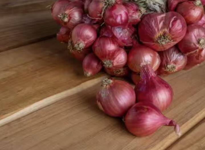ਪਿਆਜ਼ ਦਾ ਰਸ: ਪਿਆਜ਼ ਦਾ ਰਸ ਸਿਰ ਦੀ ਚਮੜੀ 'ਤੇ ਲਗਾਉਣ ਨਾਲ ਵਾਲਾਂ ਦੀਆਂ ਜੜ੍ਹਾਂ ਮਜ਼ਬੂਤ ​​ਹੁੰਦੀਆਂ ਹਨ। ਇਸ ਵਿੱਚ ਗੰਧਕ ਹੁੰਦਾ ਹੈ, ਜੋ ਵਾਲਾਂ ਦੇ ਰੋਮਾਂ ਨੂੰ ਮੁੜ ਸਰਗਰਮ ਕਰਦਾ ਹੈ ਅਤੇ ਨਵੇਂ ਵਾਧੇ ਨੂੰ ਉਤਸ਼ਾਹਿਤ ਕਰਦਾ ਹੈ।