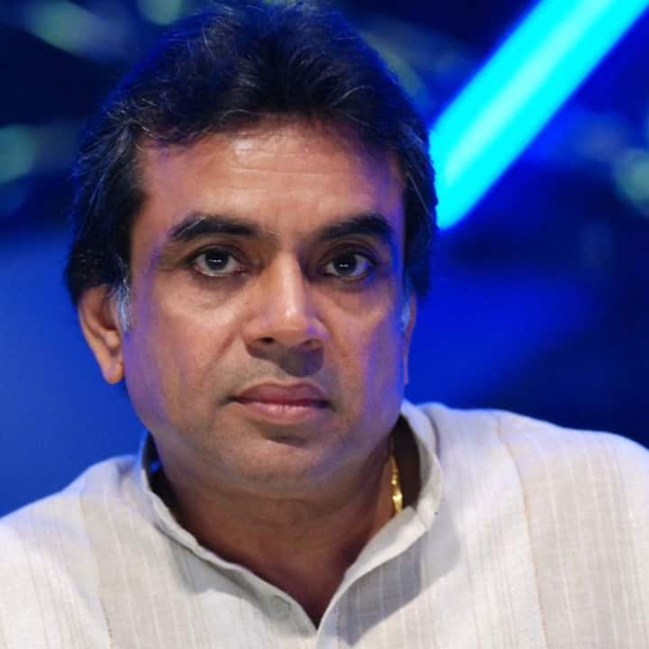 परेश रावल बॉलीवुड के उन कलाकारों में से एक हैं जिन्होंने अपनी शानदार एक्टिंग से छा चुके हैं. एक्टर ने साल 1984 में फिल्म होली से अपना करियर शुरू किया था. इसके बाद एक्टर ने 100 से ज्यादा लगभग फिल्मों में काम काम किया है.