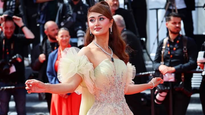 She complemented her dress with diamond and emerald jewellery, including elegant earrings, a sleek necklace, a simple bracelet, and a minimal finger ring. Her hairstyle — a  half ponytail — balanced the overall look, keeping it refined yet effortless.