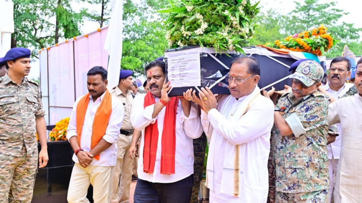 नक्सल मुठभेड़ में शहीद जवान को सीएम विष्णु देव साय ने दी श्रद्धांजलि, कहा- व्यर्थ नहीं जाएगा बलिदान