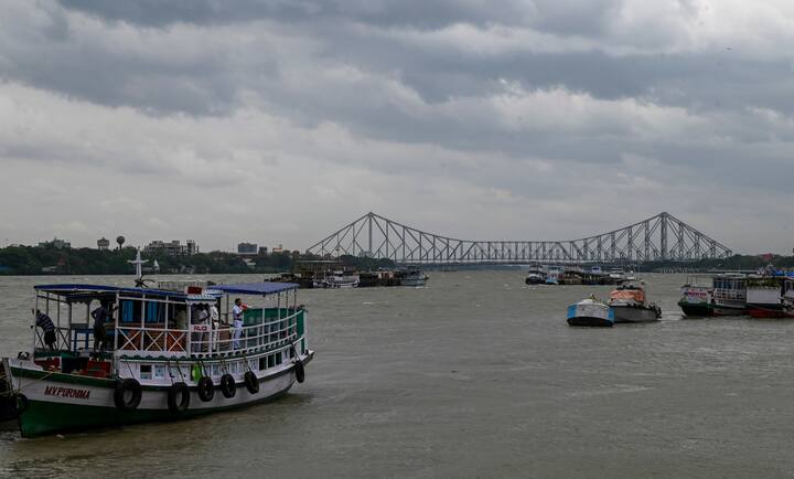 আজ সকালে কলকাতার আকাশ মেঘাচ্ছন্ন থাকবে। কিছু জায়গাতে হালকা বজ্রবিদ্যুৎসহ বৃষ্টিপাতের সম্ভাবনা রয়েছে।