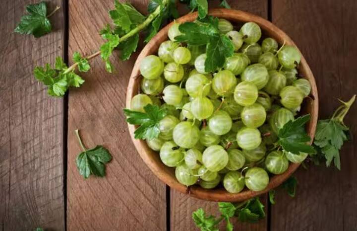 ਆਂਵਲਾ: ਤਾਜ਼ੇ ਆਂਵਲੇ ਦਾ ਰਸ ਜਾਂ ਇਸ ਦਾ ਪਾਊਡਰ ਵਾਲਾਂ 'ਤੇ ਲਗਾਉਣ ਨਾਲ ਵਾਲ ਮਜ਼ਬੂਤ ​​ਹੁੰਦੇ ਹਨ। ਇਸ ਵਿੱਚ ਮੌਜੂਦ ਵਿਟਾਮਿਨ ਸੀ ਕੋਲੇਜਨ ਦੇ ਉਤਪਾਦਨ ਨੂੰ ਵਧਾਉਂਦਾ ਹੈ ਅਤੇ ਵਾਲਾਂ ਦੇ ਵਾਧੇ ਨੂੰ ਤੇਜ਼ ਕਰਦਾ ਹੈ।