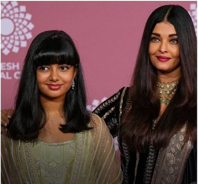 वहीं बेटी के स्कूल में ऐश्वर्या राय बच्चन अपने पति अभिषेक बच्चन और ससुर अमिताभ बच्चन के साथ पहुंची थीं.