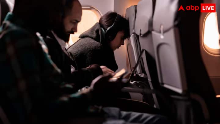 बहुत से लोग सीट बेल्ट खोलकर बैठते हैं, खासकर जब प्लेन स्थिर हो. लेकिन टर्बुलेंस बिना चेतावनी के आ सकता है. ऐसे में सीट बेल्ट न पहनना सबसे खतरनाक गलती है. लोग सीट से उछल भी सकते हैं.