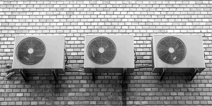 गंदे फिल्टर से न केवल कूलिंग पर असर पड़ता है, बल्कि AC को ज़्यादा बिजली खर्च करनी पड़ती है. हर 15 दिन में एक बार फिल्टर को साफ करना AC की कार्यक्षमता को बढ़ाता है और बिजली बिल को भी कम करता है.