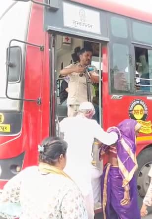 बस कंडक्टरने केलेल्या या संतापजनक प्रकारानंतर सोशल मीडियावर बस कंडक्टर विरोधात संताप व्यक्त करण्यात येत आहे.