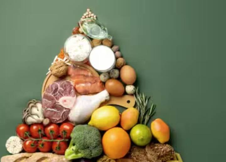 ਸਹੀ ਖੁਰਾਕ ਲਓ: ਰੋਜ਼ਾਨਾ ਪ੍ਰੋਟੀਨ, ਆਇਰਨ, ਬਾਇਓਟਿਨ ਅਤੇ ਵਿਟਾਮਿਨ ਈ (ਜਿਵੇਂ ਕਿ ਅੰਡੇ, ਪੁੰਗਰੇ ਹੋਏ ਅਨਾਜ, ਸੁੱਕੇ ਮੇਵੇ, ਪਾਲਕ ਆਦਿ) ਨਾਲ ਭਰਪੂਰ ਭੋਜਨ ਖਾਓ। ਇਸ ਨਾਲ ਵਾਲਾਂ ਨੂੰ ਅੰਦਰੋਂ ਤਾਕਤ ਮਿਲਦੀ ਹੈ ਅਤੇ ਵਾਲ ਝੜਨ ਤੋਂ ਰੋਕਿਆ ਜਾਂਦਾ ਹੈ।