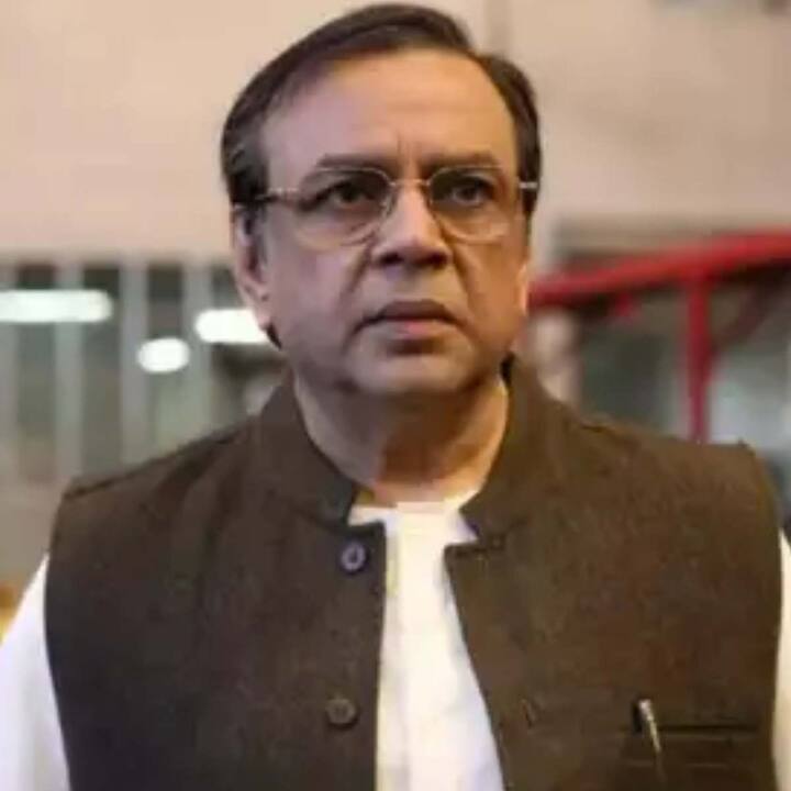 वहीं एक्टर फिल्म के लिए 5 करोड़ रुपये चार्ज करते हैं. इसके हिसाब से उनकी सलाना इनकम लगभग 100 करोड़ के करीब आंकी गई है.