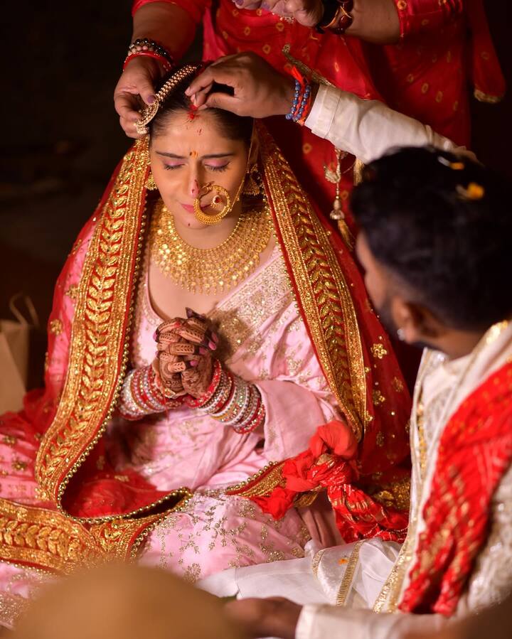 इन खूबसूरत तस्वीरों में आरती सिंह अपने सिंदूर दान के दौरान एमोशनल नजर आ रही हैं. उनकी नम भी दिख रही हैं. लेकिन एक्ट्रेस बेहद प्यारा लुक और खूबसूरत स्माइल में क्यूट लग रही हैं.