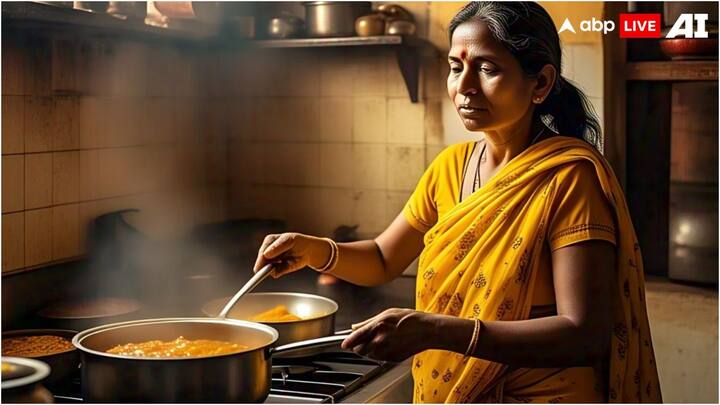 सब्जी में नमक के स्वाद को बैलेंस करने के नींबू भी अच्छा हैक है. जिस दाल या सब्जी में नमक ज्यादा हो गया हो, उसमें आप आधा नींबू निचोड़कर अच्छे से मिला दें. इससे सब्जी में नमक का स्वाद बैलेंस हो जाएगा.