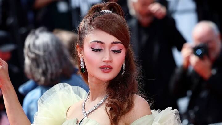 Her makeup was held in check and neutral, harmonising with the colour of her attire. The styling aligned well with the understated elegance she aimed to portray.