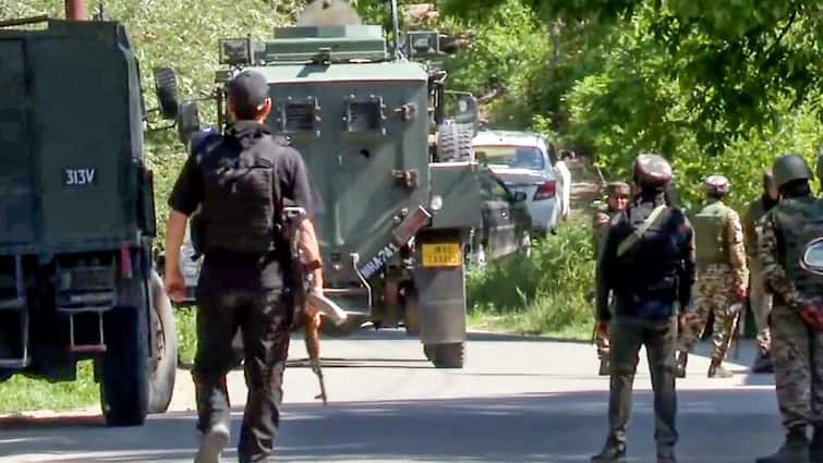 kishtwar encounter three terrorists trapped jammu kashmir know update ann किश्तवाड़ के जंगलों में सुरक्षाबलों ने घेर लिए हैं तीन आतंकी, सेना का ऑपरेशन 'त्राशी' जारी