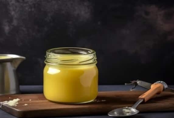 घी और मक्खन: थोड़ी सी मात्रा में रोज घी या मक्खन खाने से शरीर को हेल्दी फैट्स मिलते हैं. रोटी पर लगा कर खाएं या दाल में मिलाएं, ये वजन बढ़ाने का सबसे आसान और स्वादिष्ट तरीका है.