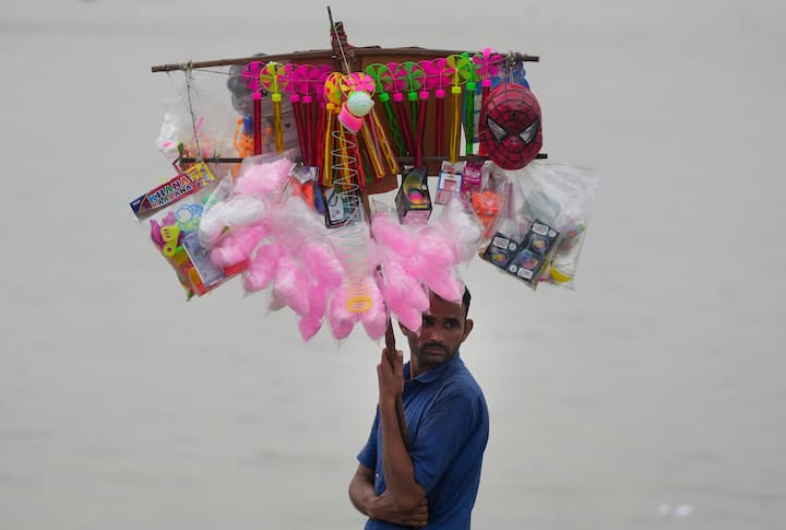 আরব সাগরের নিম্নচাপ আরও শক্তি বাড়িয়ে সুস্পষ্ট নিম্নচাপে পরিণত হয়েছে। কঙ্কন উপকূল এলাকায় এটি অবস্থান করছে। উত্তরমুখী হয়ে এটি আরও শক্তিশালী হবে। 
