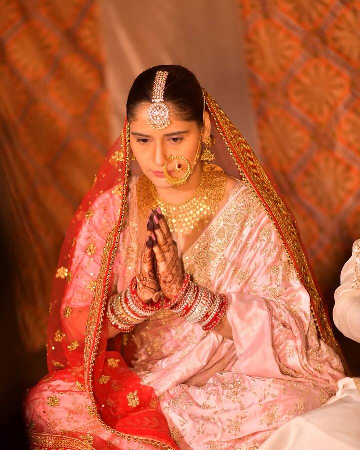 आरती की इन खूबसूरत फोटोज को देखकर फैंस से लेकर कई बड़ी हस्तियां भी अपने आप को लिखने से नहीं रोक पाई है.  कई एक्ट्रेस ने इस पोस्ट पर शानदार रिएक्शन दिए हैं.