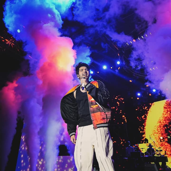 फैन के इस सवाल पर सिंगर ने जवाब देते हुए कहा, 'मैं अलग-अलग डिस्पले नामों के बारे में सोच रहा था लेकिन ये काम अब 20 दिनों से फंसा हुआ है.'