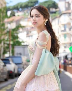 Nitanshi Goyal: कान्समध्ये निताशीचा नवा लूक; शॉर्ट ड्रेसमध्ये दिसतेय जणू परीच..