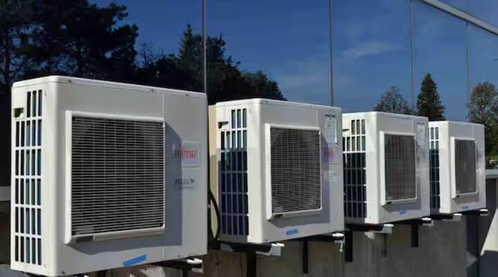 ਸਾਰੀ ਰਾਤ ਏਸੀ ਚਲਾਉਣ ਦੀ ਬਜਾਏ, ਸਲੀਪ ਮੋਡ ਜਾਂ ਟਾਈਮਰ ਦੀ ਵਰਤੋਂ ਕਰੋ। ਇਸ ਨਾਲ ਏਸੀ ਕੁਝ ਘੰਟਿਆਂ ਲਈ ਚੱਲੇਗਾ ਤੇ ਫਿਰ ਆਪਣੇ ਆਪ ਬੰਦ ਹੋ ਜਾਵੇਗਾ। ਕਮਰਾ ਠੰਡਾ ਰਹੇਗਾ ਅਤੇ ਬਿਜਲੀ ਦੀ ਖਪਤ ਵੀ ਘੱਟ ਜਾਵੇਗੀ।