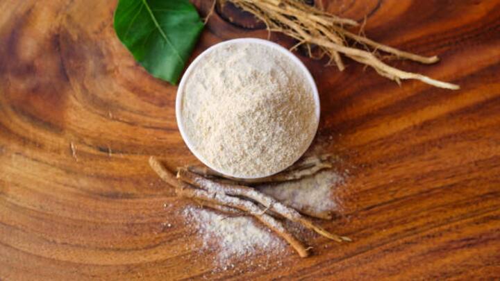 A Cup of Calm: Ashwagandha in Tea: There’s something beautifully simple about steeping Ashwagandha into tea. Blended with herbs like ginger and turmeric, it gently anchors the senses and releases its adaptogenic charm. (Image Source: iStockphoto)