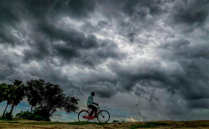 আজও ঝড়-বৃষ্টির সম্ভাবনা থাকছে বাংলা জুড়েই। বীরভূম মুর্শিদাবাদে ভারী বৃষ্টি উত্তরবঙ্গের ৩-৪ জেলাতেও ভারী বৃষ্টির সম্ভাবনা। কলকাতা সহ সব জেলাতেই ঝড় বৃষ্টির সম্ভাবনা রয়েছে আগামী কয়েক দিন।