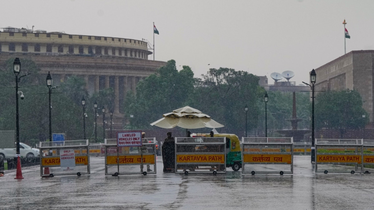 Delhi Weather: दिल्ली में दो दिनों तक बारिश का अलर्ट, चलेंगी तूफानी हवाएं, अगले 5 दिनों तक कैसा रहेगा मौसम?
