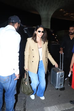 cannes 2025 के लिए रवाना हुईं आलिया भट्ट, ओवरसाइज कोट के साथ टॉप और डेनिम में लगीं स्टाइलिश