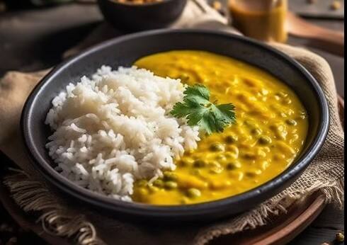 चावल और दाल: सादे चावल और दाल में प्रोटीन और कार्बोहाइड्रेट्स का संतुलन होता है. इसे घी के साथ खाएं और ये बन जाएगा आपकी थाली का वेट गेन सुपरफूड.