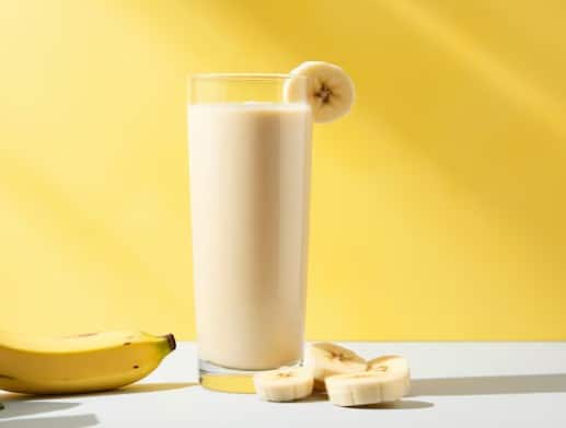 बनाना शेक: दूध में केले को मिलाकर हेल्दी शेक बना सकते हैं. यह न केवल स्वाद में अच्छा है, बल्कि कैलोरी और न्यूट्रिशन से भरपूर है. इसे रोजाना नाश्ते में शामिल करें.