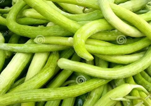 ककड़ी: ककड़ी को तो गर्मियों का सुपरहीरो कहा जाए तो गलत नहीं होगा. इसका 95% हिस्सा पानी होता है, जो शरीर को हाइड्रेट करता है और अंदर से ठंडक पहुंचाता है. सलाद में इस्तेमाल करें या इसकी सब्जी भी बना सकते हैं.