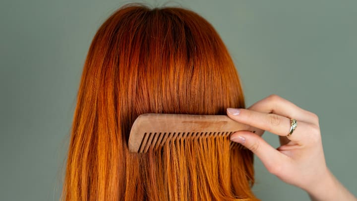 5. Wide-Tooth Comb: A wide-tooth comb gentle detangles the hair without pulling or breaking strands. It is ideal for reducing hair fall. Unlike the fine combs or brushes, it smoothly glides through wet or dry hair and minimises friction which prevents frizz. This comb keeps your hair manageable and reduces split ends. (Image Source: Canva)