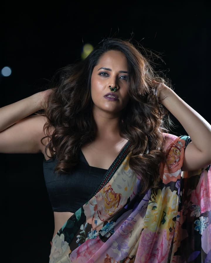 కలర్​ఫుల్ సిల్క్ శారీ కట్టుకుని స్లీవ్​ లెస్ బ్లాక్ బ్లౌజ్​తో దానిని పెయిర్ చేసింది. ఆ శారీ లుక్​కి తగ్గట్లు మేకప్ వేసుకుంది. (Image Source : Instagram/Anasuya Bharadwaj)