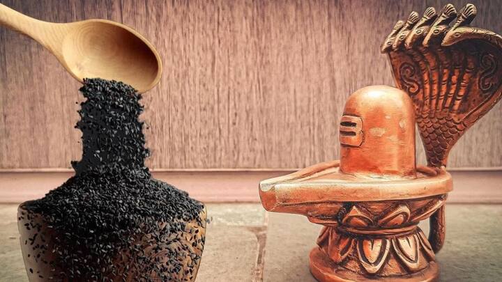 शनि प्रदोष व्रत में शाम के समय शिवलिंग पर काले तिल अर्पित करने से सर्प दोष, शनि की साढ़ेसाती व ढैय्या की पीड़ा से राहत मिलती है. शनि की टेढ़ी नजर परेशान नहीं करती है. राहु और केतु का दोष समाप्त होने लगता है.