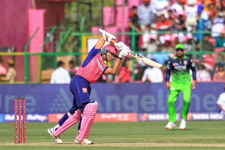 মরশুমে দল তেমন ভাল পারফর্ম করতে না পারলেও যশস্বী জয়সওয়াল ব্যক্তিগতভাবে কিন্তু মন্দ খেলেননি। ১৫৯-র স্ট্রাইক রেটে ৫৫৯ রান করেছেন তিনি।