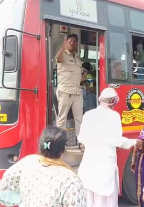 बस कंडक्टरवर कारवाई करण्याची मागणी नागरिकांकडून होत आहे.