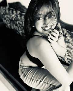 चाहत्यांना घायाळ करणारी मानसी नाईकची अदा, इन्स्टाग्रामवर शेअर केले बोल्ड फोटो