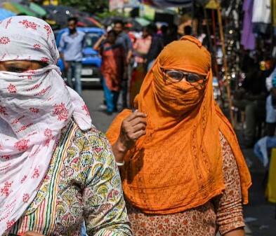 ਪੰਜਾਬ 'ਚ ਬੁ੍ੱਧਵਾਰ ਰਾਤ ਮੌਸਮ ਵਿੱਚ ਆਏ ਬਦਲਾਅ ਦਾ ਅਸਰ ਵੀਰਵਾਰ ਨੂੰ ਵੀ ਵੇਖਣ ਨੂੰ ਮਿਲਿਆ। ਸਾਰੇ ਰਾਜ 'ਚ ਔਸਤਨ 4.6 ਡਿਗਰੀ ਸੈਲਸੀਅਸ ਤੱਕ ਵੱਧ ਤੋਂ ਵੱਧ ਤਾਪਮਾਨ 'ਚ ਕਮੀ ਦਰਜ ਕੀਤੀ ਗਈ ਹੈ, ਜੋ ਕਿ ਆਮ ਤਾਪਮਾਨ ਨਾਲੋਂ 2.4 ਡਿਗਰੀ ਸੈਲਸੀਅਸ ਘੱਟ ਹੈ। ਹਾਲਾਂਕਿ ਰਾਜ ਦੇ ਕੁਝ ਹਿੱਸਿਆਂ ਵਿੱਚ ਗਰਮੀ ਹਜੇ ਵੀ ਵੱਟ ਕੱਢ ਰਹੀ ਹੈ। ਅੱਜ ਪੰਜਾਬ ਦੇ 10 ਜ਼ਿਲ੍ਹਿਆਂ ਵਿੱਚ ਮੀਂਹ ਦੀ ਸੰਭਾਵਨਾ ਹੈ, ਜਦਕਿ 9 ਜ਼ਿਲ੍ਹਿਆਂ ਵਿੱਚ ਲੂ ਦਾ ਅਲਰਟ ਜਾਰੀ ਕੀਤਾ ਗਿਆ ਹੈ।