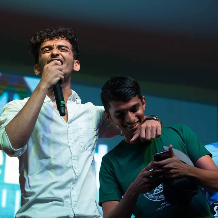 अमन कई एड और फिल्म में नजर आ चुके हैं, लेकिन उन्हें भूतनाथ से पहचान मिली. लेकिन अब वो फिल्म इंडस्ट्री का हिस्सा नहीं हैं. काफी समय से उनकी तस्वीरें सोशल मीडिया पर वायरल हो रही हैं. फैंस उनका ट्रांसफॉर्मेशन देख काफी हैरान रह गए हैं. लोग भर भर कर उनकी तस्वीरों पर कमेंट्स कर रहे हैं और उनके लुक की तारीफ कर रहे हैं.