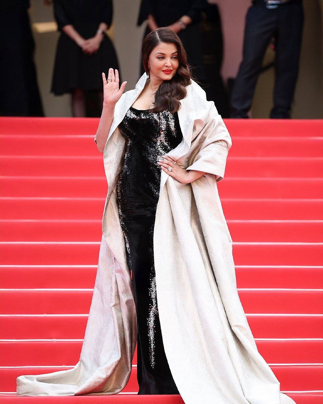 कर्मण्येवाधिकारस्ते मा फलेषु...', संस्कृत श्लोक वाला केप पहन कान्स में छाईं ऐश्वर्या राय, एक्ट्रेस के दूसरे लुक की भी हो रही खूब तारीफ