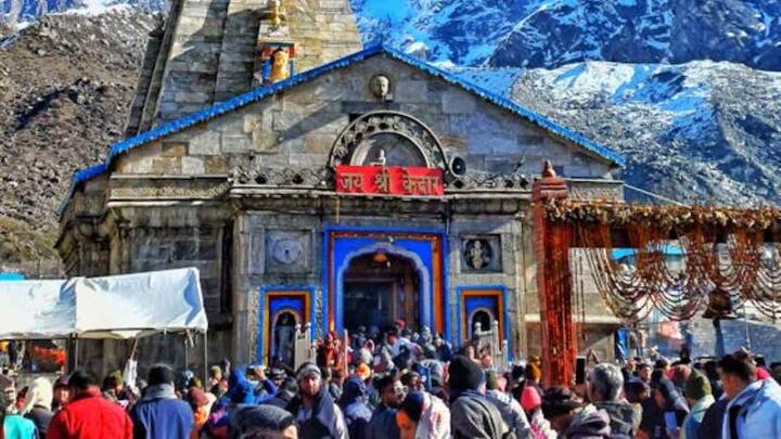 केदारनाथ घूमने का प्लान बनाने के लिए सबसे पहले आपको यात्रा का रूट तय करना होगा, जो हरिद्वार या ऋषिकेश से शुरू होता है. इसके बाद आपको गौरीकुंड तक बस या टैक्सी से पहुंचना होगा, जहां से केदारनाथ की पैदल यात्रा शुरू होती है. आप चाहें तो खच्चर, पालकी या हेलीकॉप्टर का भी यूज कर सकते हैं.