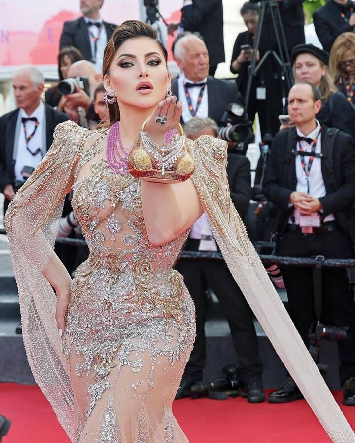 A quirky bra-necklace-shaped handbag became the center of social media buzz.