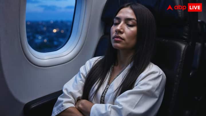 टर्बुलेंस के वक्त खड़े होना या टॉयलेट के लिए जाना बेहद रिस्की है. एक झटका लगते ही बैलेंस बिगड़ सकता है और गंभीर चोट लग सकती है.