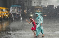 Weather Alert: কমবে ভ্যাপসা গরম, আজ এই জেলাগুলিতে প্রবল ঝড়-বৃষ্টির সতর্কতা, কখন থেকে?