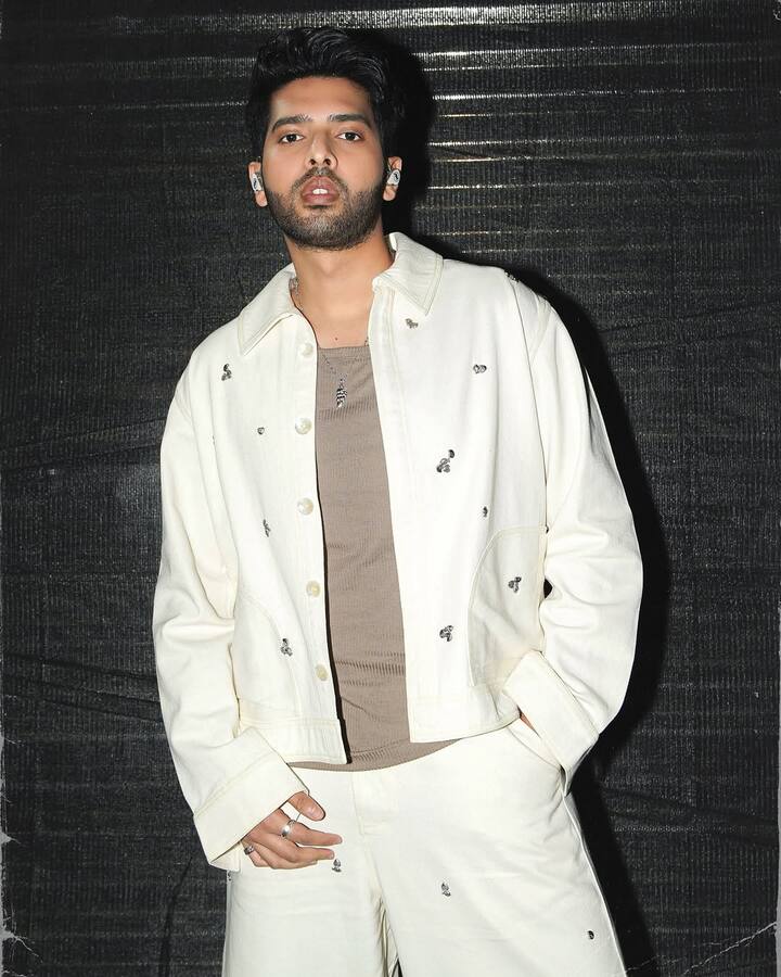 सिगंर ने अपने इंस्टा के साथ-साथ अपने सभी सोशल मीडिया से अपने सरनेम को हटा लिया है. हलांकि उन्होंने इसके पीछे क्या कारण रहा है उसका भी खुलासा किया है.