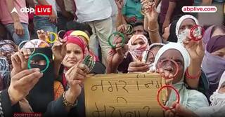 Aligarh में जल संकट से जूझती महिलाओं ने नगर निगम को चूड़ियां भेंट कर किया अनोखा प्रदर्शन