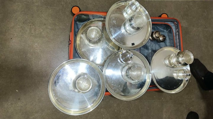 पिंपरी चिंचवड पोलिसांनी वैष्णवी हगवणे आत्महत्या प्रकरणी मोठी कारवाई केली आहे. कस्पटे कुटुंबीयांनी स्त्रीधन म्हणून वैष्णवीला दिलेली चांदीची भांडी जप्त करण्यात आली आहेत. कस्पटे कुटुंबीयांनी स्त्रीधन म्हणून वैष्णवी हीच दिलेली चांदीची भांडी (पाच ताटे ,पाच तांबे ,चार वाट्या, एक करंडा, एक अधिक महिन्यात दिलेले चांदीचे ताट ) पिंपरी चिंचवड पोलिसांनी जप्त करण्यात आले.